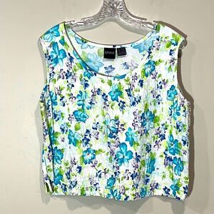Cute Sleeveless Floral Casual Top By Erika. Size Large.